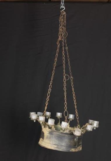 Χάλκινο, κρεμαστό πολυκάνδηλο, σε σχήμα στέματος με 14 εστίες.