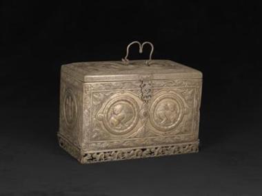 Ασημένια κιβωτιόσχημη κοσμηματοθήκη.