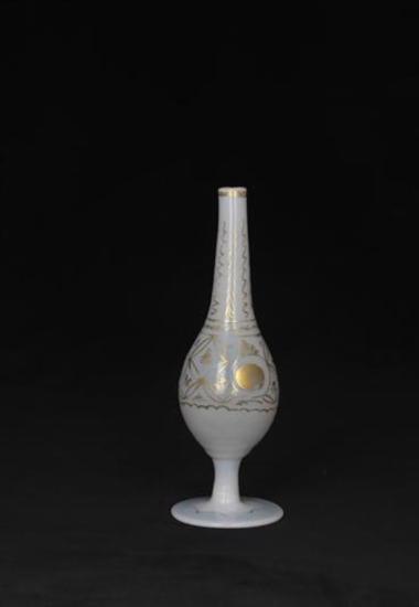 Γυάλινο λευκό ανθοδοχείο με επίχρυσο φυτικό διάκοσμο.