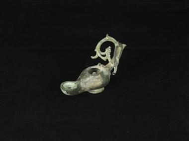 Χάλκινο λυχνάρι με λαβή.