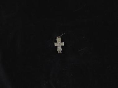 Χάλκινος σταυρός - λειψανοθήκη με ανάγλυφες παραστάσεις και από τις δύο πλευρές.