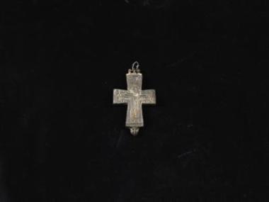 Χάλκινος σταυρός - λειψανοθήκη με ανάγλυφες παραστάσεις και από τις δύο πλευρές.