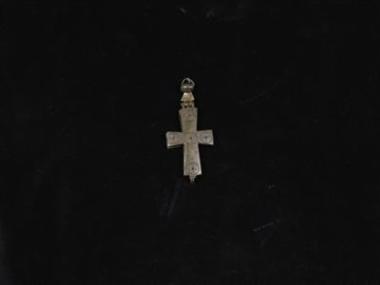 Χάλκινος σταυρός - λειψανοθήκη με εγχάρακτο διάκοσμο.