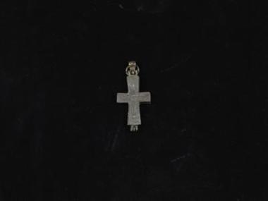 Χάλκινος σταυρός - λειψανοθήκη με εγχάρακτη παράσταση και στις δύο όψεις.