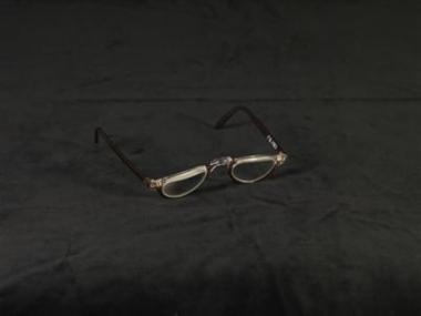 Γυαλιά με κοκάλινο σκελετό του Ε. Αβέρωφ.
