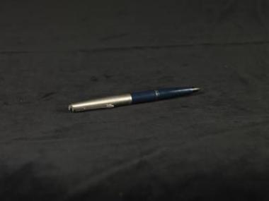 Πένα χρώματος ασημί με μπλε.