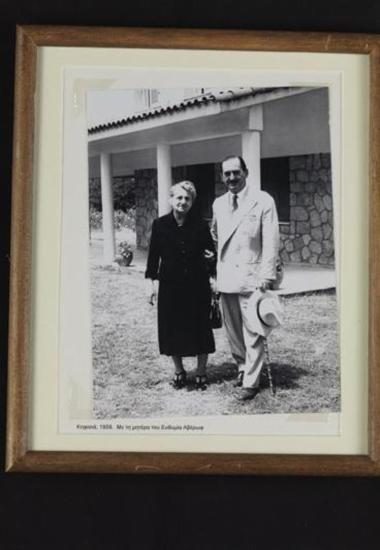 Ο Ε. Αβέρωφ με τη μητέρα του Ευθυμία Αβέρωφ στην Κηφισιά.