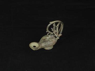 Λυχνάρι με λαβή. Πιθανώς από την Αίγυπτο.