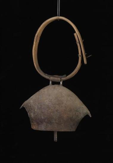Σιδερένιο, σφυρήλατο, κουδούνι για πρόβατα, με ξύλινη πιάστρα.