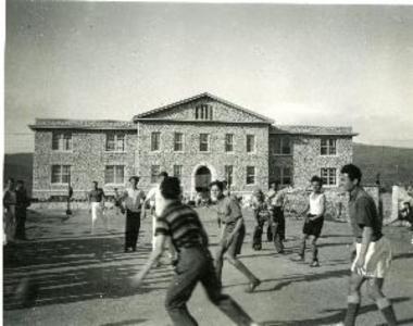 Μαθητές παίζοντας μπάσκετ