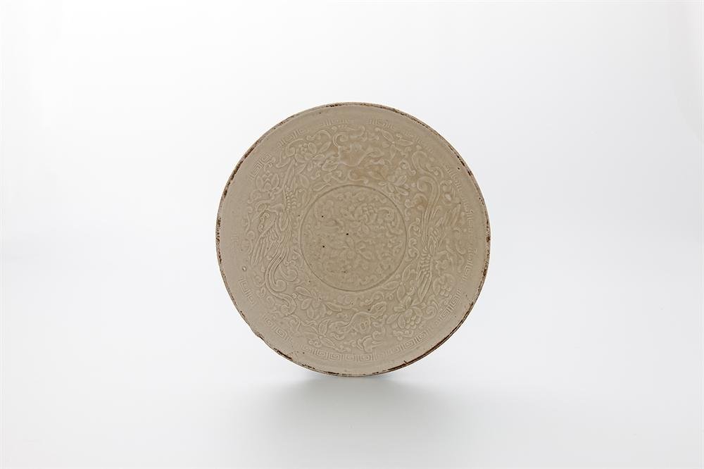 Dish of glazed Ding stoneware with moulded decoration