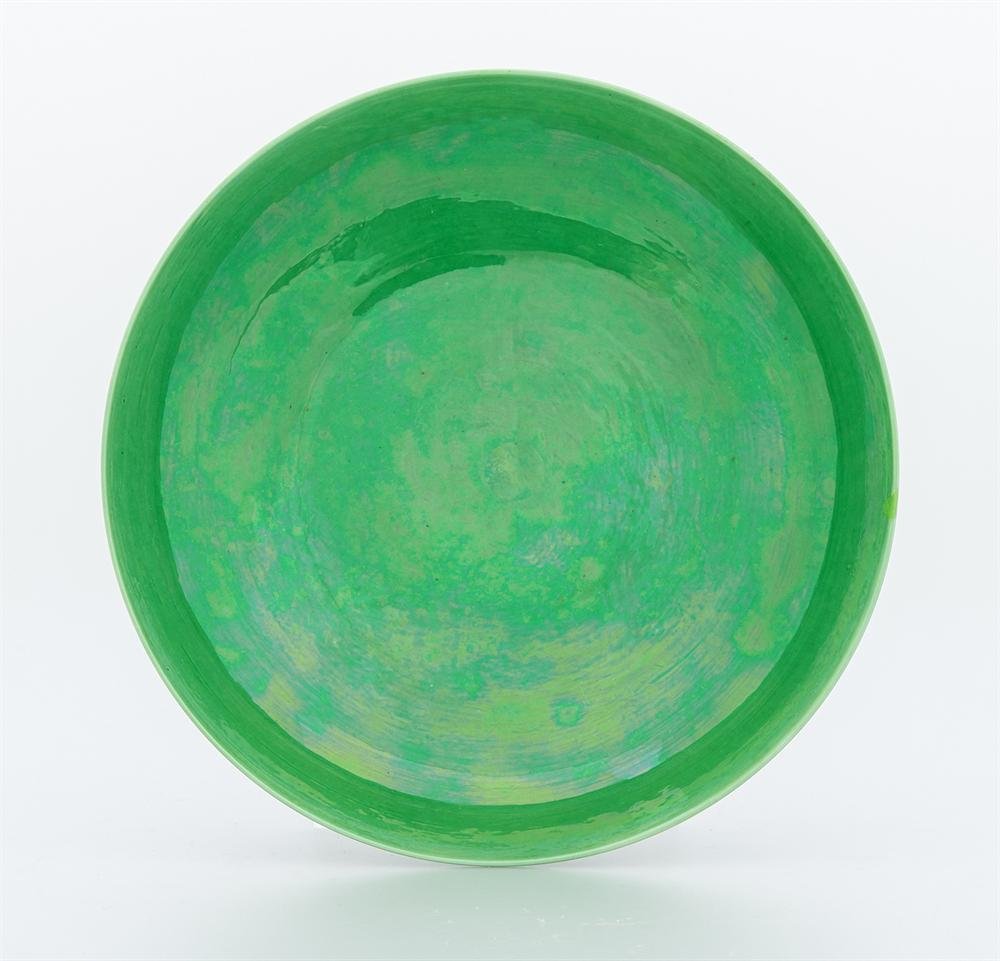 Πιάτο, πορσελάνη με εγχάρακτη διακόσμηση και πράσινη εφυάλωση