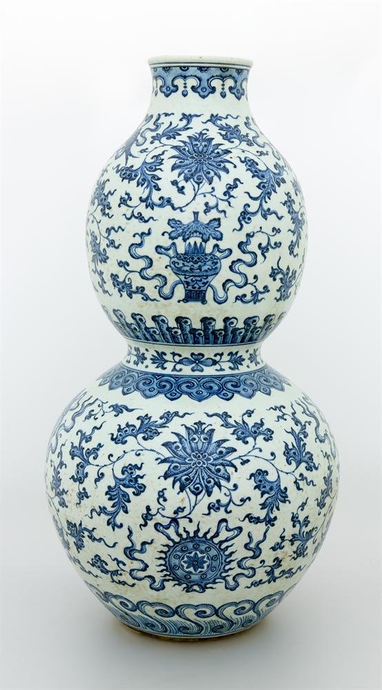 Double gourd-shaped vase of cobalt blue porcelain