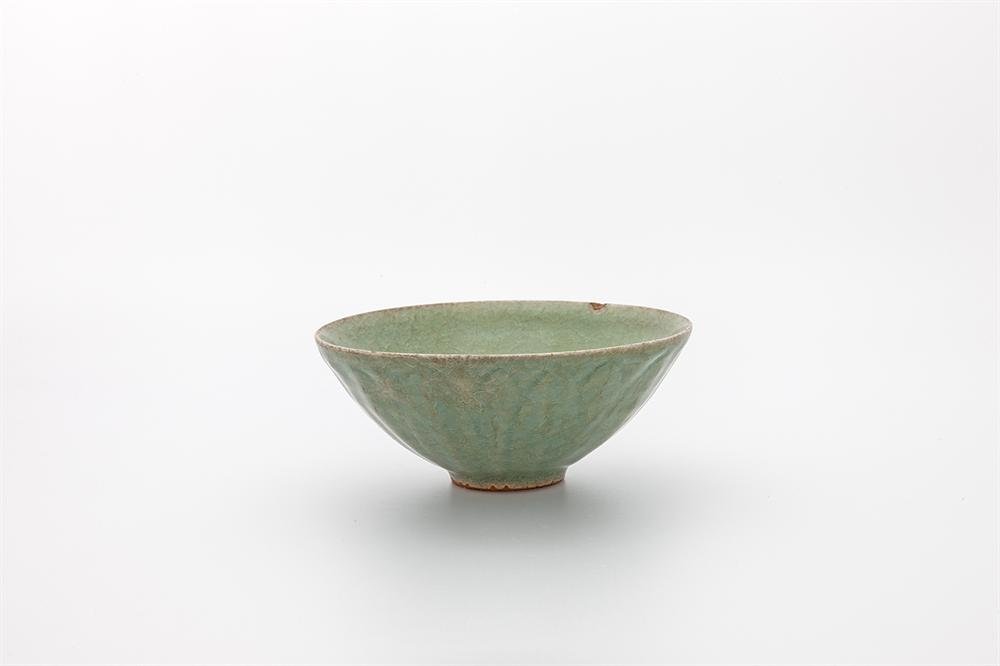Bowl of stoneware with Longquan ('celadon') glaze