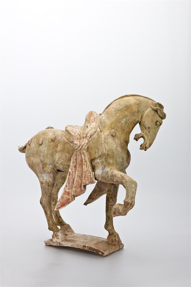 Ταφικό ομοίωμα αλόγου από πηλό με υποκίτρινη εφυάλωση και γραπτή διακόσμηση.