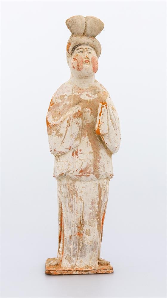 Ταφικό ομοίωμα γυναίκας από ανεφυάλωτο πηλό με γραπτή διακόσμηση δυναστείας Τανγκ.
