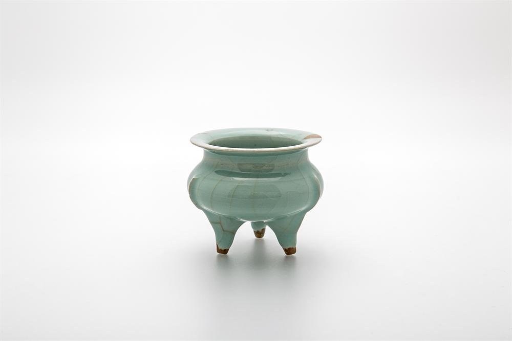 Tripod censer of glazed Longquan stoneware