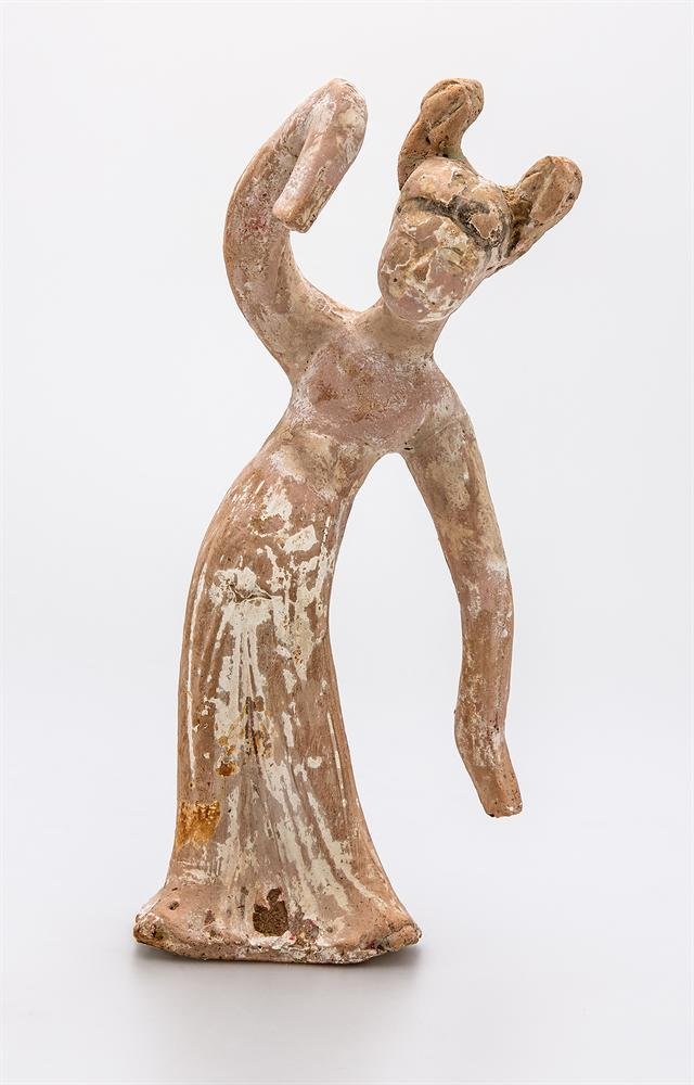 Ταφικό ομοίωμα χορεύτριας από ανεφυάλωτο πηλό με γραπτή διακόσμηση δυναστείας Τανγκ.