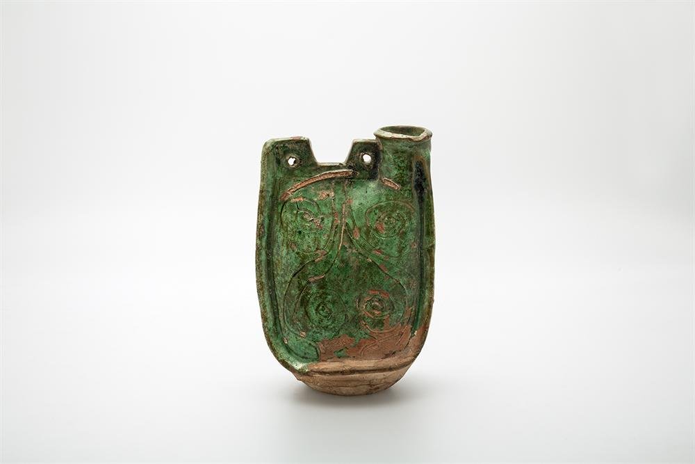 Flask-shaped bottle of earthenware with green glaze and incised decoration