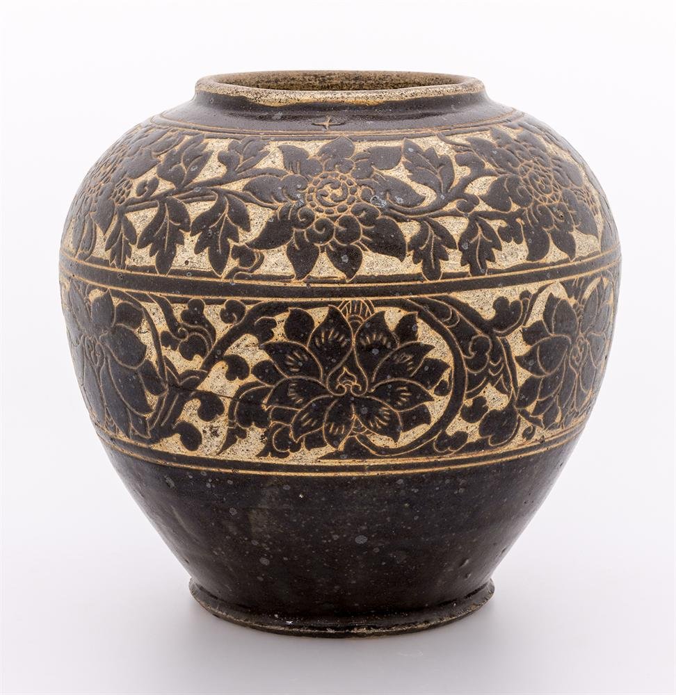 Jar of Cizhou-type, stoneware with carved glaze