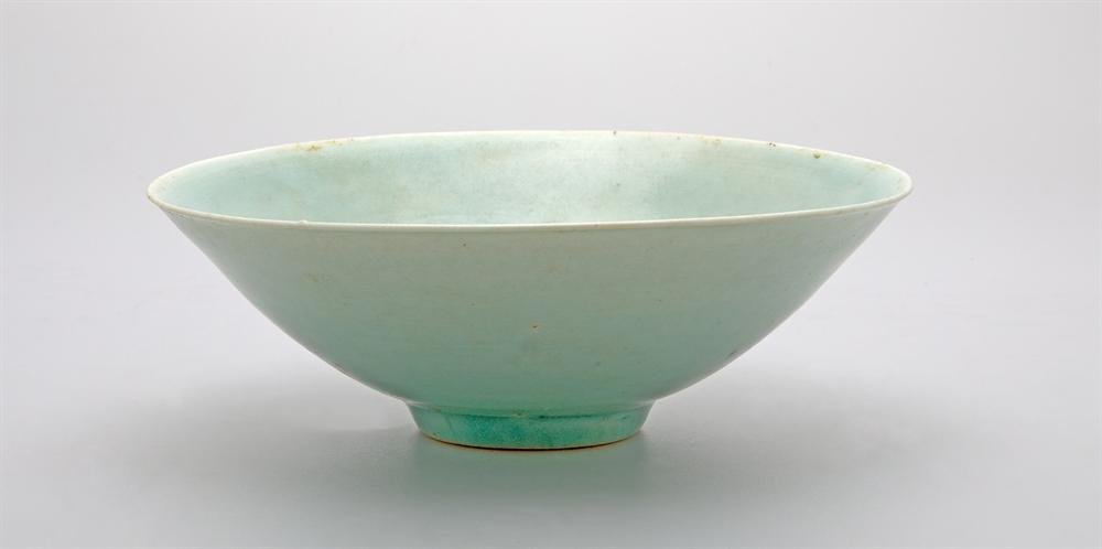 Bowl of stoneware with qingbai glaze
