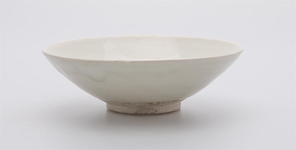 Bowl of stoneware with white yue glaze