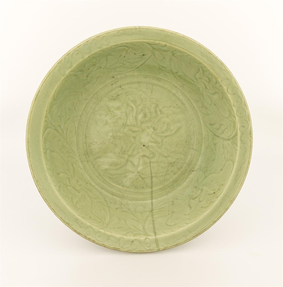Πιάτο από λιθοκέραμο του Longquan με σκαλιστή διακόσμηση