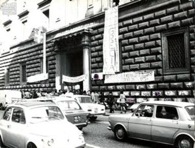 Διαδήλωση κατά της δικτατορίας στη Νάπολη (Palazzo Gravina degli Orsini)