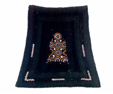 Παναούλα, σαρακατσάνικη μάλλινη τραπεζιόσχημη ποδιά, γυναίκας που θέλει να καρπίσει