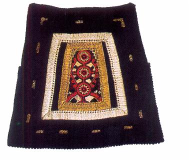 Παναούλα, σαρακατσάνικη μάλλινη τραπεζιόσχημη ποδιά νιόπαντρης