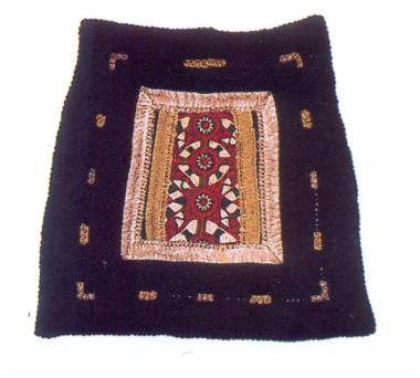 Παναούλα, σαρακατσάνικη μάλλινη τραπεζιόσχημη ποδιά νιόπαντρης