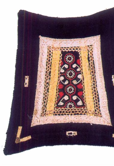 Παναούλα, σαρακατσάνικη μάλλινη τραπεζιόσχημη ποδιά νιόπαντρης