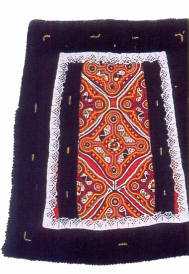 Παναούλα, σαρακατσάνικη μάλλινη τραπεζιόσχημη ποδιά νιόπαντρης