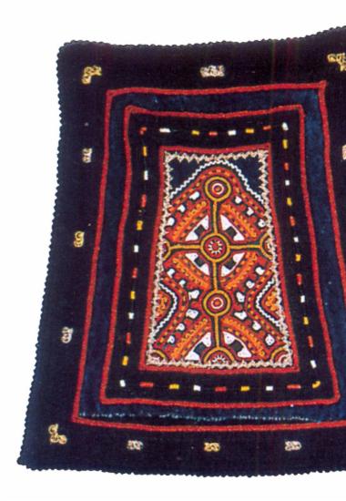 Παναούλα, σαρακατσάνικη μάλλινη τραπεζιόσχημη ποδιά κοπέλας σε ηλικία γάμου