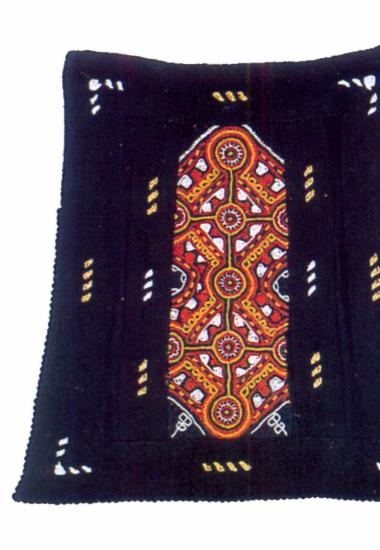 Παναούλα, σαρακατσάνικη μάλλινη τραπεζιόσχημη ποδιά γυναίκας σε εποχική μετακίνηση