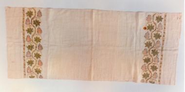 Παραλληλόγραμμο κέντημα από βαμβακομέταξο ύφασμα διακοσμημένο στις δύο άκρες με ανθικά μοτίβα