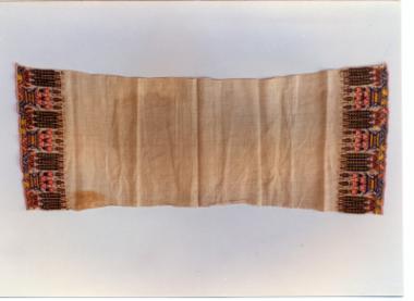 Τσεβρές, στενόμακρο κέντημα από βαμβακομέταξο ύφασμα διακοσμημένο στις δυο άκρες με ανθισμένες γλάστρες