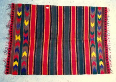 Μάλλινο υφαντό κιλίμι με ενυφασμένη πολύχρωμη διακόσμηση σε ρίγες