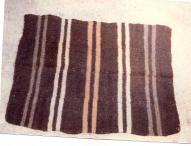 Μάλλινος υφαντός κετσές με ενυφασμένη ριγωτή διακόσμηση. Θράκη.