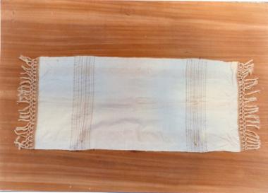 Στενόμακρο υφαντό κέντημα διακοσμημένο με ρίγες. Κροσσωτή απόληξη. Θράκη.