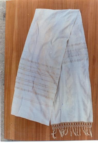 Στενόμακρο υφαντό διακοσμημένο με ρίγες. Κροσσωτή απόληξη. Θράκη.