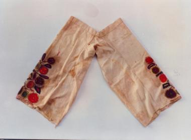 Βαμβακερό εσώρουχο διακοσμημένο με πολύχρωμα φυτικά μοτίβα. Θράκη.