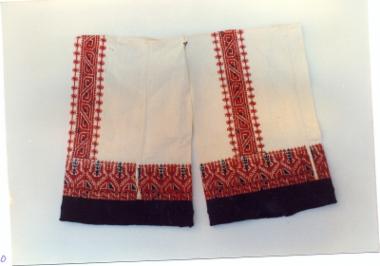 Ζεύγος μανικιών από σαρακατσάνικο πουκάμισο με κόκκινα γεωμετρικά μοτίβα