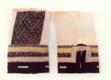 Ζεύγος μανικιών σαρακατσάνικου πουκάμισου με σκουρόχρωμα γεωμετρικά μοτίβα, επίραφα σειρήτια και μπιτμέδια, μάλλινα στρίμματα στη βάση