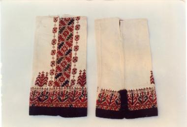 Ζεύγος μανικιών σαρακατσάνικου πουκάμισου από βαμβακερό πανί, πλούσια διακοσμημένα στον γύρο και κατά μήκος