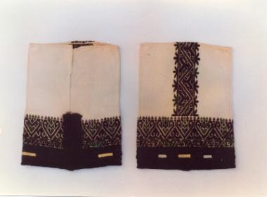 Ζεύγος μανικιών σαρακατσάνικου πουκάμισου, πλούσια διακοσμημένων στον γύρο και και κατά μήκος