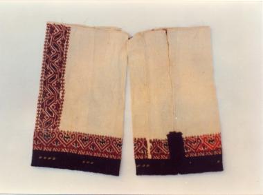 Ζεύγος μανικιών σαρακατσάνικου πουκάμισου, πλούσια διακοσμημένων στον γύρο και κατά μήκος