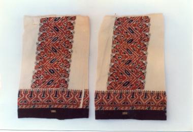 Ζεύγος μανικιών σαρακατσάνικου πουκάμισου, πλούσια διακοσμημένων στον γύρο και κατά μήκος