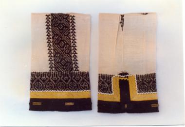 Ζεύγος μανικιών σαρακατσάνικου πουκάμισου, πλούσια διακοσμημένων στον γύρο και κατά μήκος