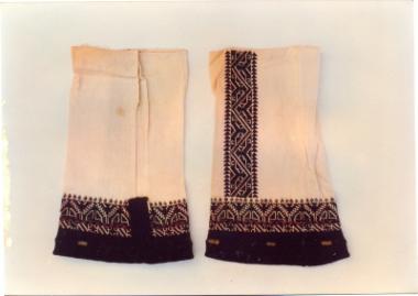 Ζεύγος μανικιών σαρακατσάνικου πουκάμισου, πλούσια διακοσμημένων στον γύρο και κατά μήκος.